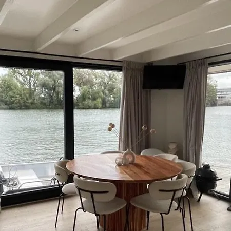 Botel The Sustainable Saek *