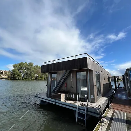 The Sustainable Saek Botel *